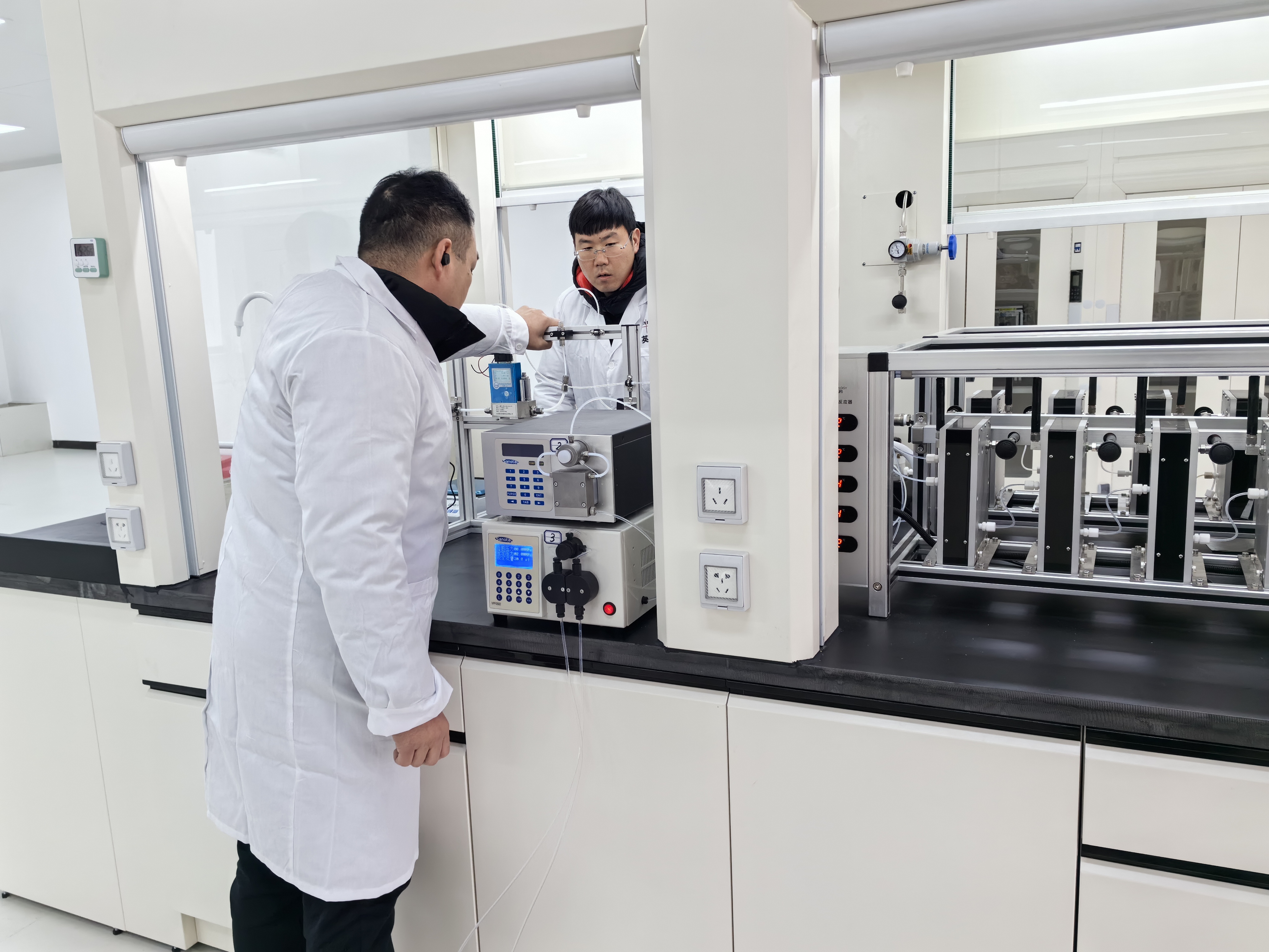 微通道反应器中甲苯过量连续绝热硝化制备单硝基甲苯